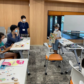 ワークショップで作業する子どもたち
